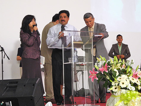 Pastor Edgar Vega en el púlpito en el Centro Evangelístico Internacional, congregación que pastorea en Bruselas, Bélgica.