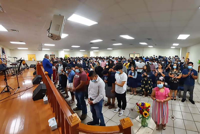 Personas en oración dentro de la Iglesia Bethel