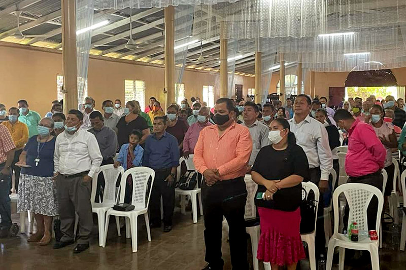 Personas dentro de iglesia en Nicaragua