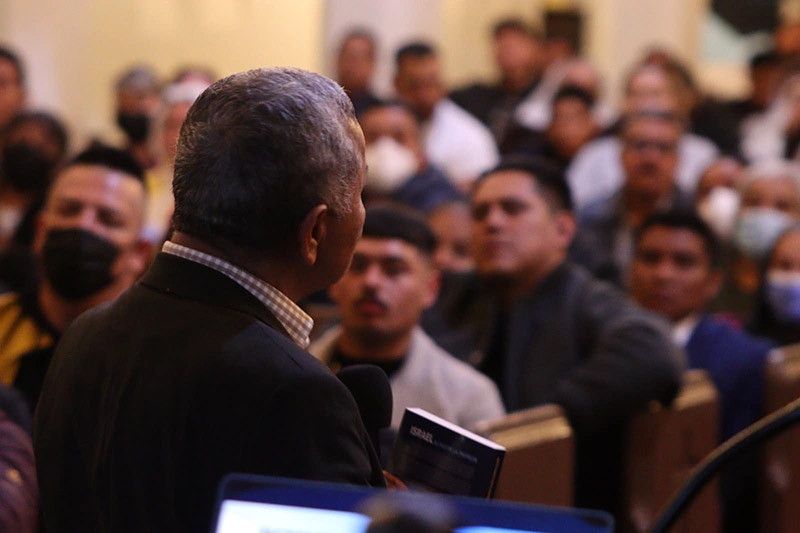 Dr Antonio Bolainez frente a las personas en la iglesia