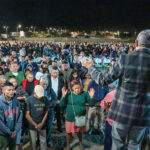Gran número de personas en oración en la Unidad Deportiva Santa Rosa, en San José Del Cabo, Baja California Sur, México