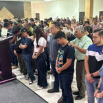 Personas delande del altar en Iglesia Cristiana la Cruz